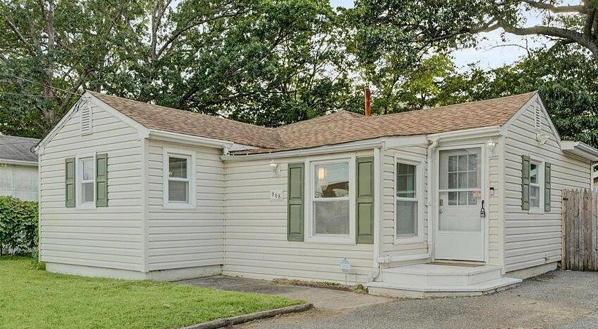 908 Bowling Green Drive, Toms River